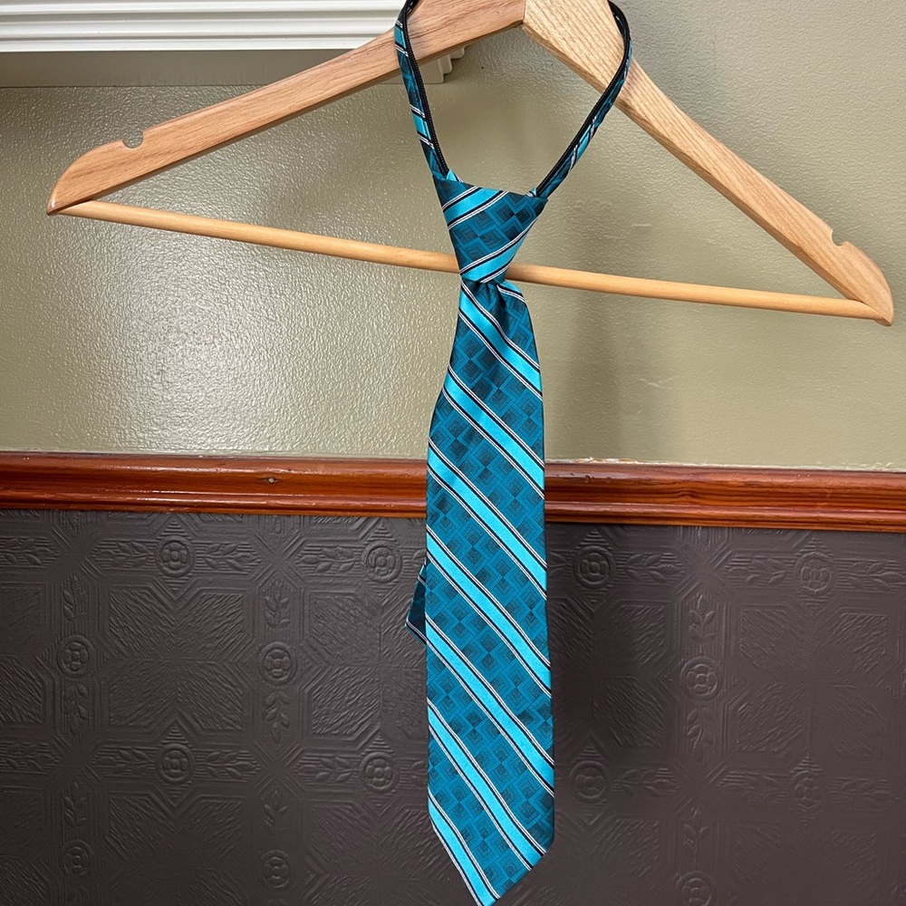 Newberry Boy Tie, Teal in color, Zip-up tie, EUC